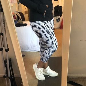 Super cute Beaty Johnson daisy work out leggings!